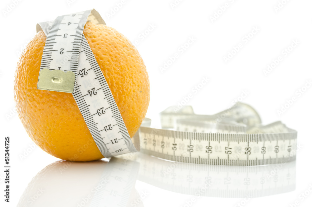 Naklejka premium Orange fruit wrapped with measuring tape