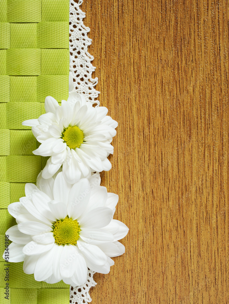 Obraz premium Chamomiles on wooden background