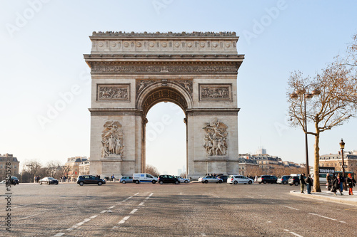 front view of Triumphal Arch de l Etoile in Paris © vvoe