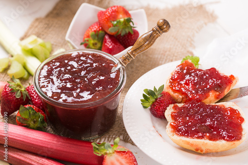 Erdbeer-Rhabarbermarmelade zum Frühstück