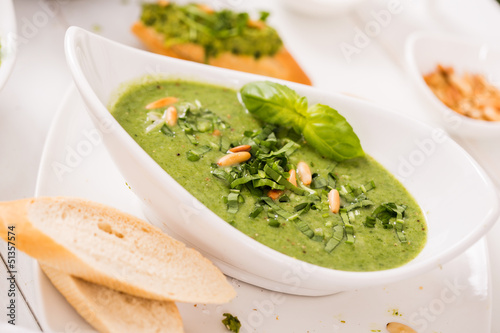 Bärlauchcremesuppe mit Röstbrot und Pinienkernen