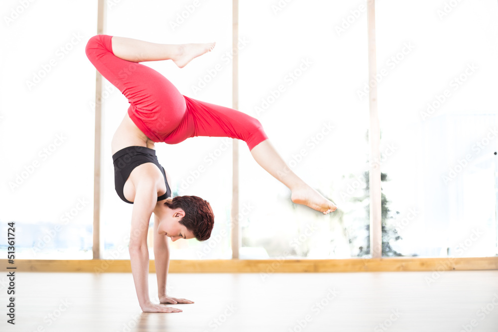 junge sportliche frau in sportbekleidung junge sportliche frau in sportbekleidung