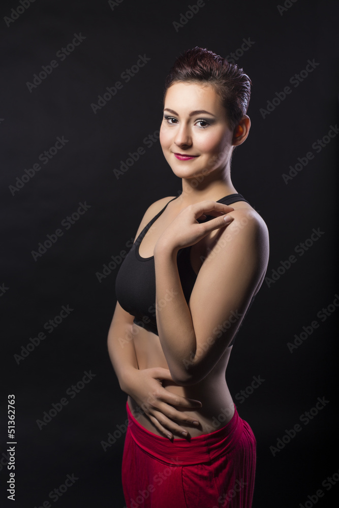 Fototapeta premium junge sportliche frau in roter hose