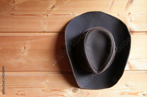 Tableau sur toile sombero vaquero colgado en una pared de madera 3801f