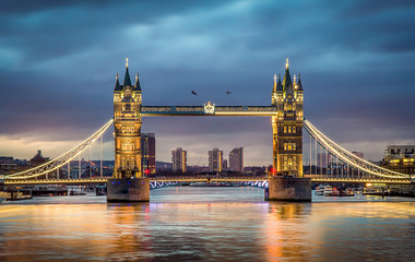 Fotobehang Tower Bridge Tower Bridge in warm zonsonderganglicht  © olavs