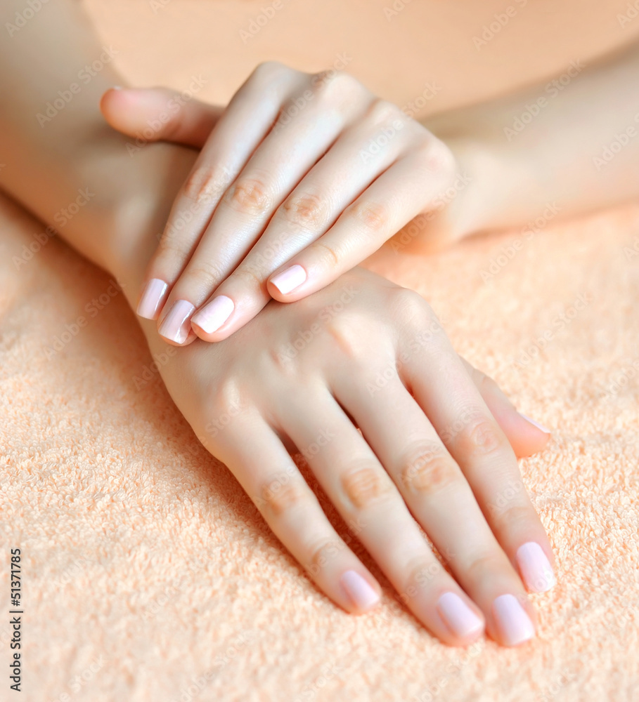 Naklejka premium Beautiful woman hands are on a towel
