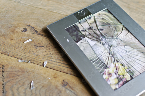 Fotografie Broken photo frame of married couple