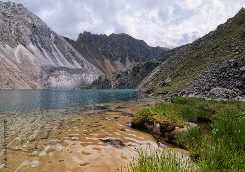 Fototapeta Naklejka Na Ścianę i Meble -  Sandy beach on the Emerald Lake