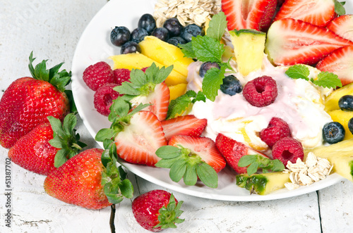 Frucht-Genuss mit Früchten, Joghurt und Quark