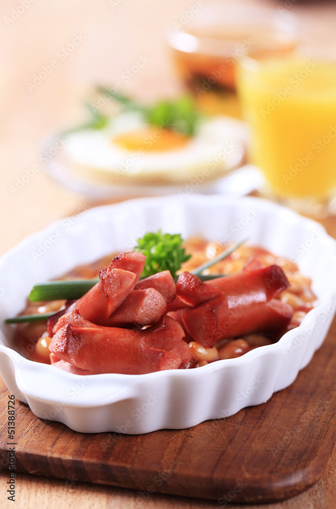 Baked beans with grilled sausages Baked beans with grilled sausages