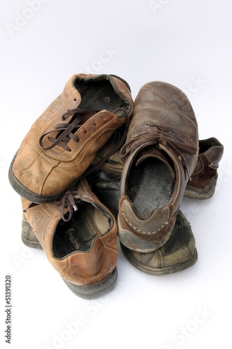 Haufen abgetragener Schuhe Leder
