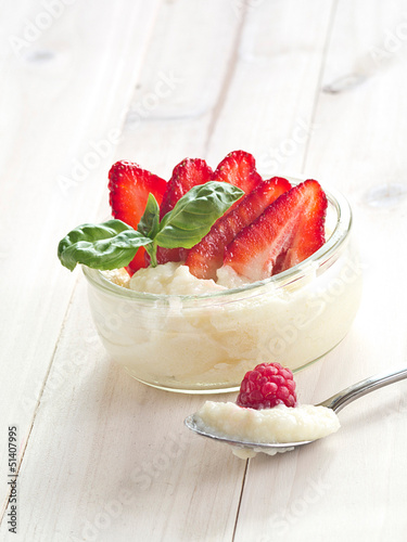 Grießbrei mit frischen Früchten