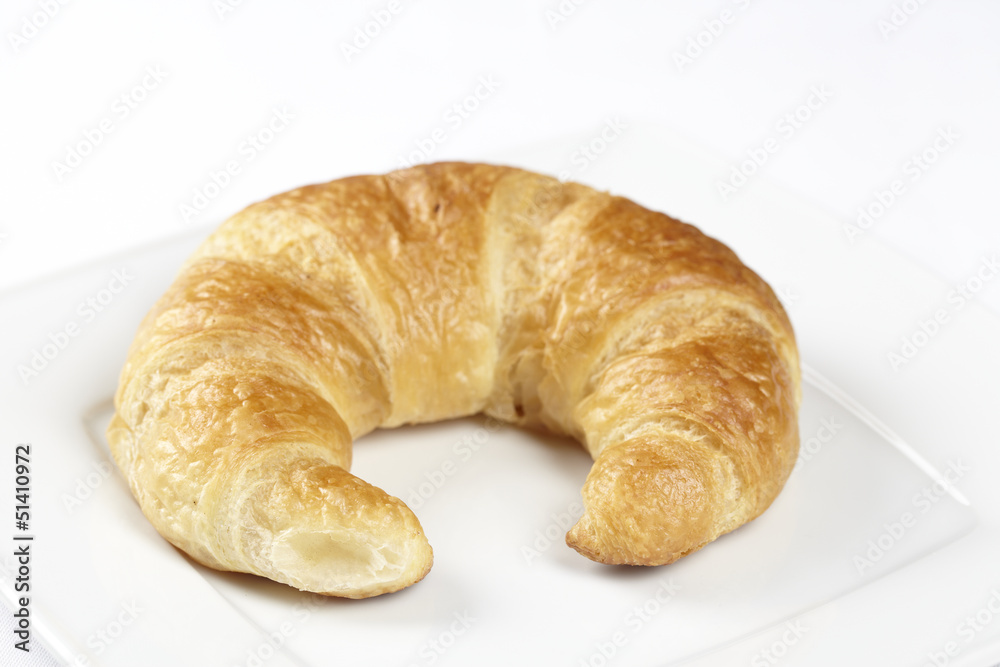 Teller mit Croissant - freigestellt Teller mit Croissant - freigestellt