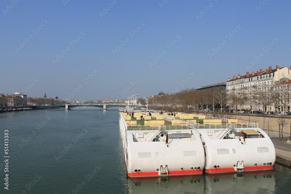 Bateaux de croisière sur le Rhône à Lyon