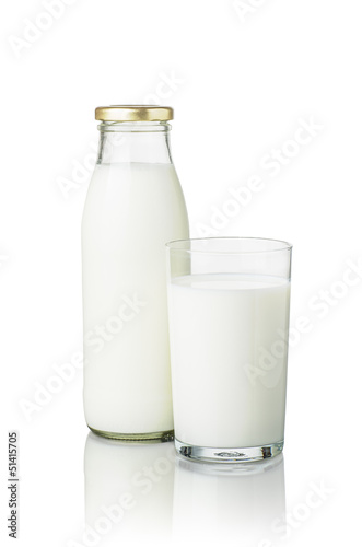 volle Milchflasche und ein Glas Milch photo
