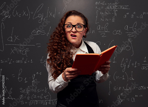 Foto student over chalkboard with formulas