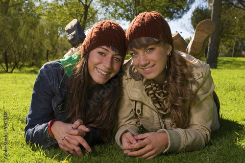 chicas tumbadas en el cesped