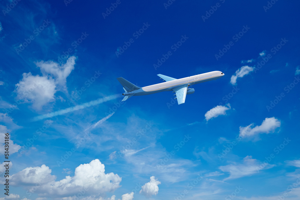 Fototapeta premium Flugzeug fliegt im Himmel