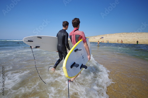 surfeurs à l'océan