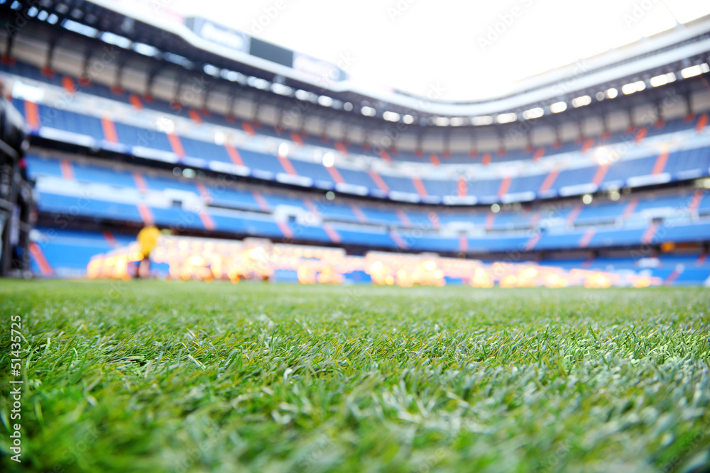 Fototapeta premium Zamknij się zielony trawnik z oznakowaniem na odkrytym stadionie piłkarskim