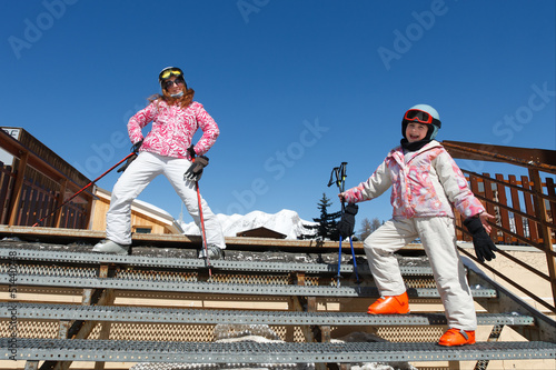 Canvas-taulu vacances de ski enfant, sur les marches