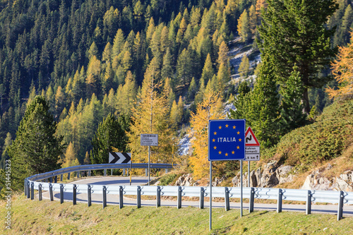 Wallpaper Mural Italy land border Torontodigital.ca