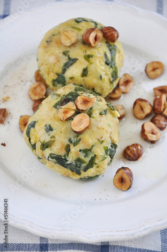 Bärlauch Semmelknödel in Nussbutter