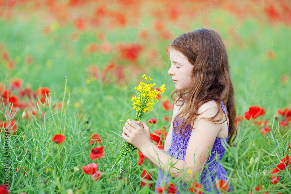 kleines mädchen riecht an blumen kleines mädchen riecht an blumen
