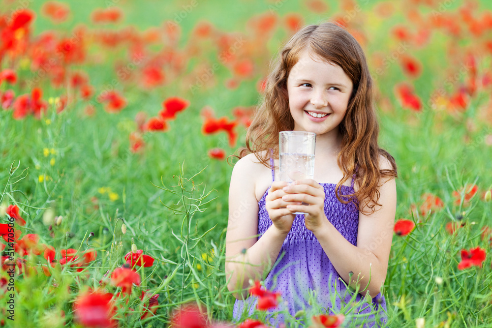 mädchen trinkt wasser