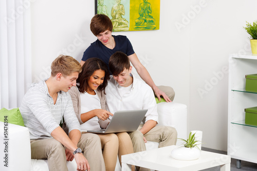 teenager schauen gemeinsam im internet © Racle Fotodesign