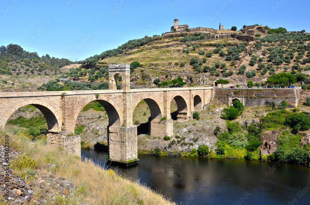 Puente de Alcántara, Arquitectura romana, pueblo de Alcántara al fondo, Cáceres, España