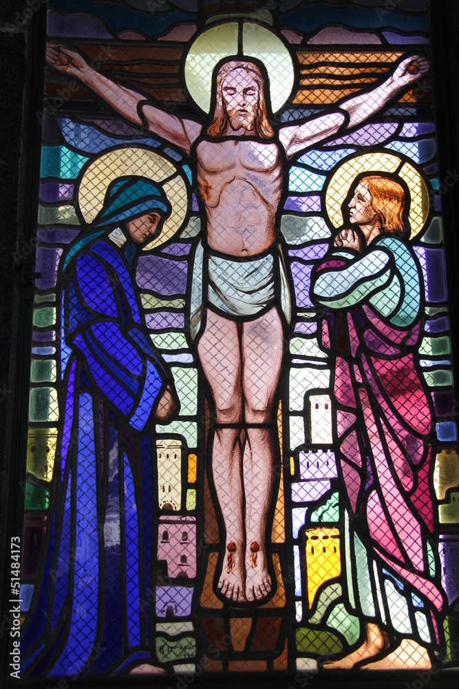 Christ sur la croix,  vitrail d'un caveau du cimetière de Passy à Paris