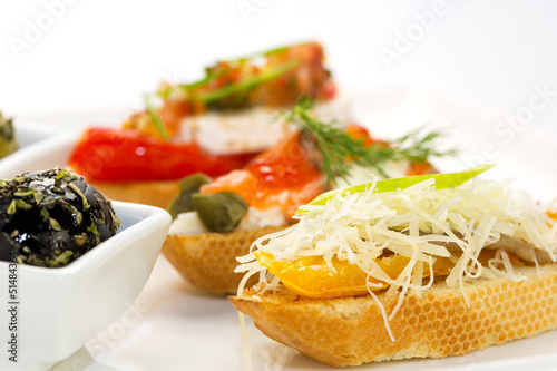 Канапе с сыром острым , маслинами, овощами и соусами