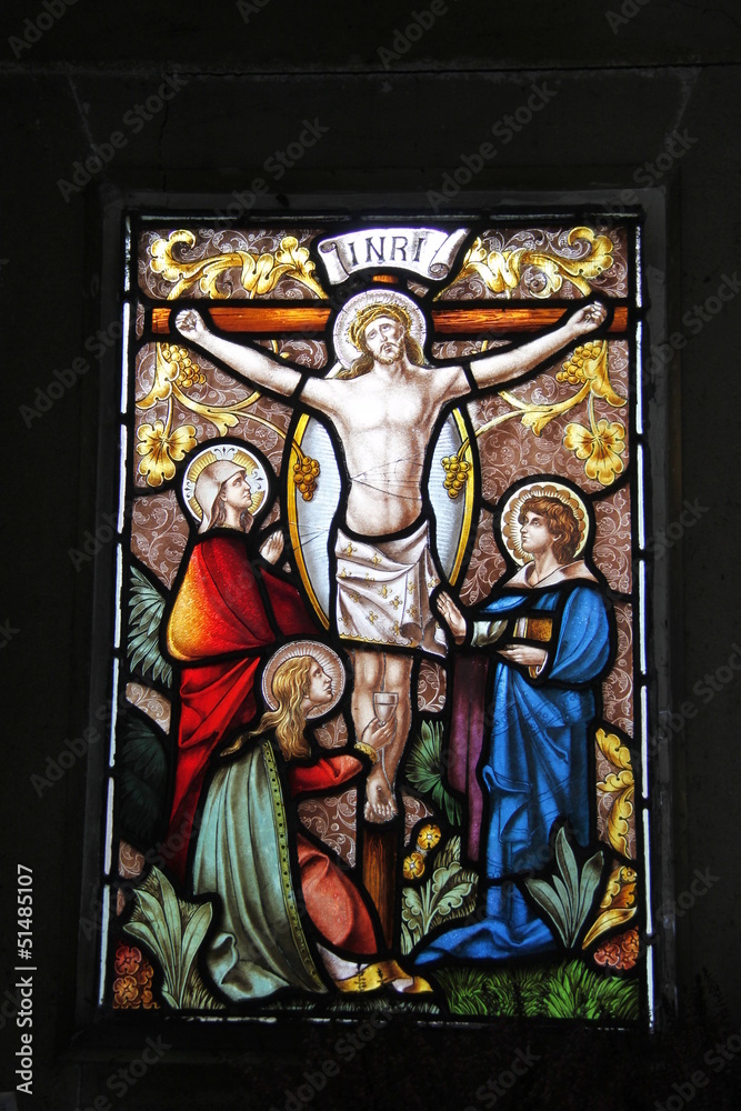 Christ sur la croix, vitrail d'un caveau du cimetière de Passy à Paris	