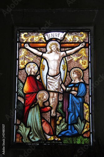 Christ sur la croix, vitrail d'un caveau du cimetière de Passy à Paris 