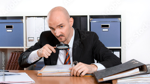 Steuerprüfer überprüft Akte