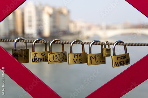 Cadenas sur la passerelle Saint-Georges à Lyon photo