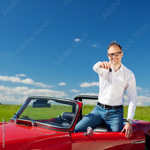 mann im cabrio zeigt schlüssel