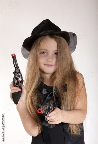 Девочка в шляпе с пистолетами