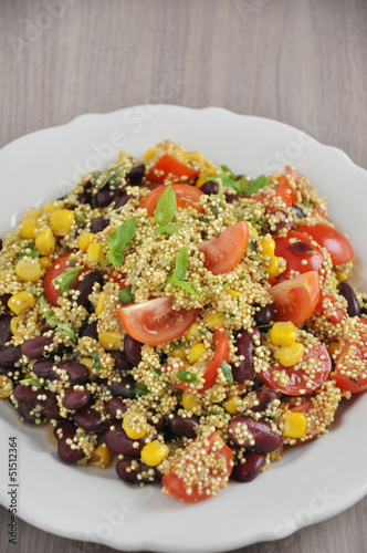 Quinoa Salat mit Bohnen und Mais photo