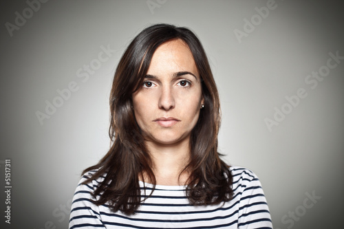 Fotografía Portait of a normal girl looking camera.
