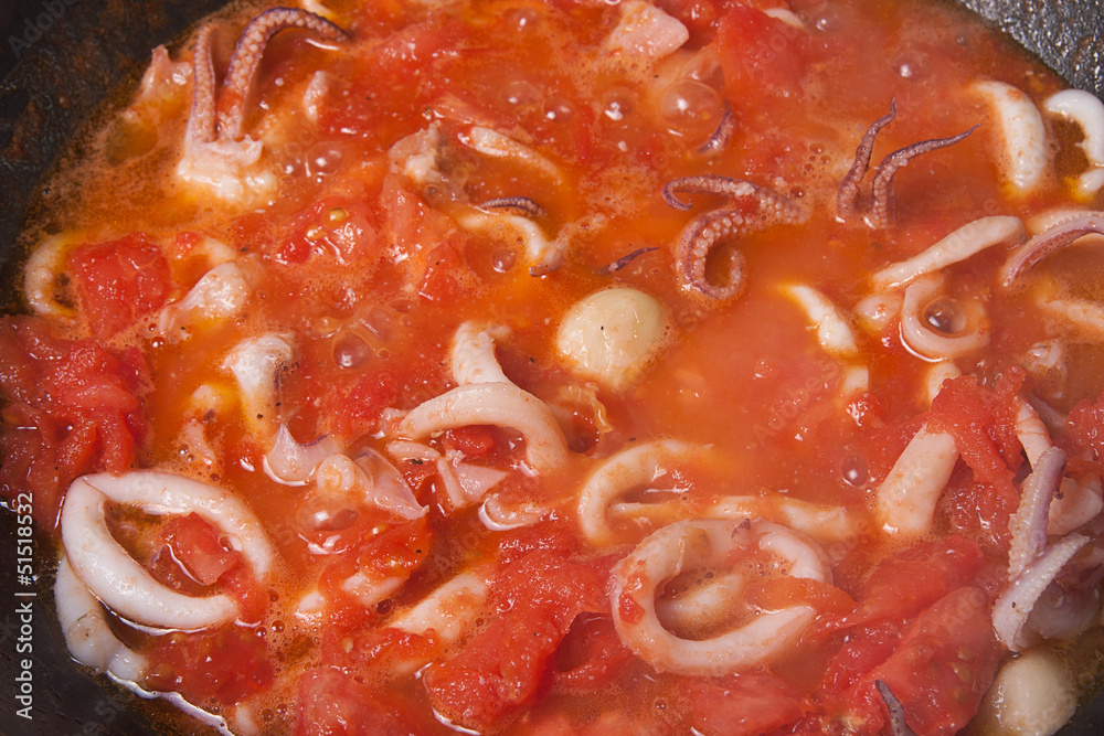 calamari con salsa di pomodoro calamari con salsa di pomodoro