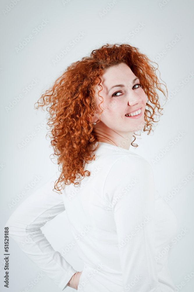 junge lachende glückliche frau mit roten haaren und locken junge lachende glückliche frau mit roten haaren und locken