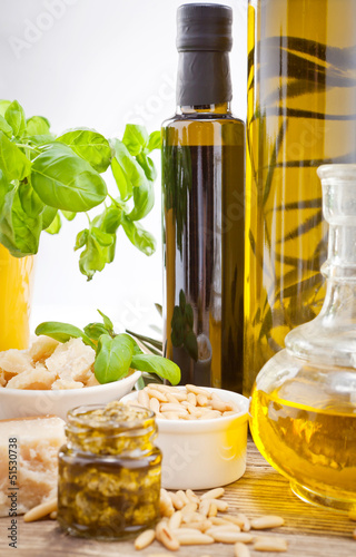 Frisches Pesto Genovese mit Oliven  l  Parmesan und pinienkernen