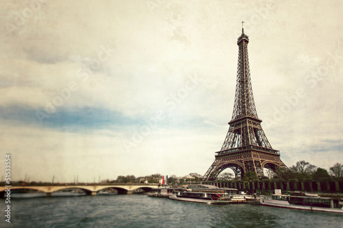 Vue vintage de la Tour Eiffel - Paris - France © Production Perig