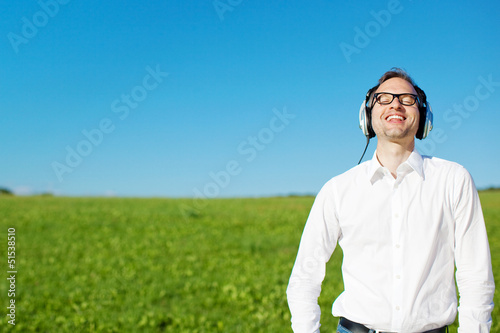 entspannter mann hört musik