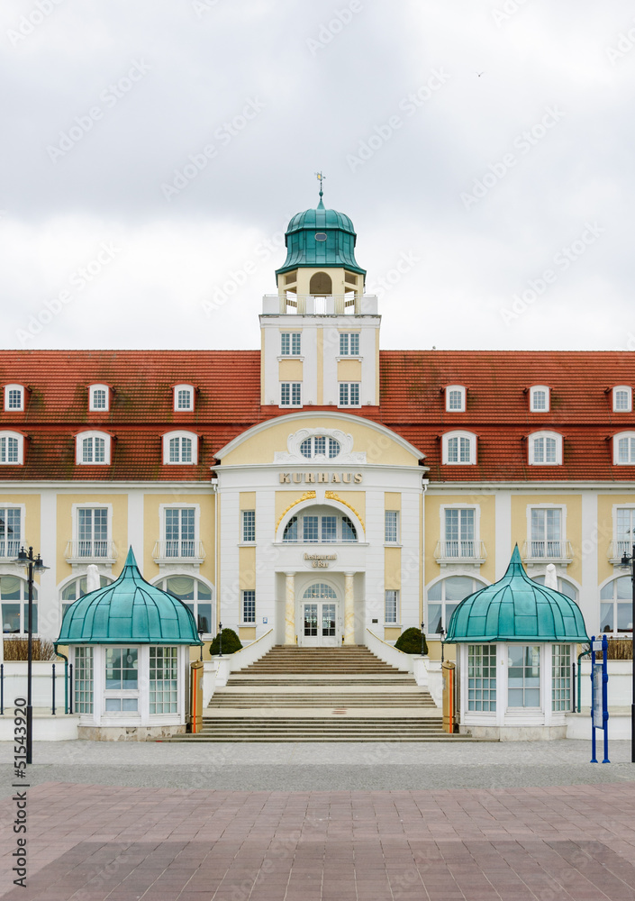 Obraz premium Eingangsportal des Kurhaus Binz mit Freitreppe