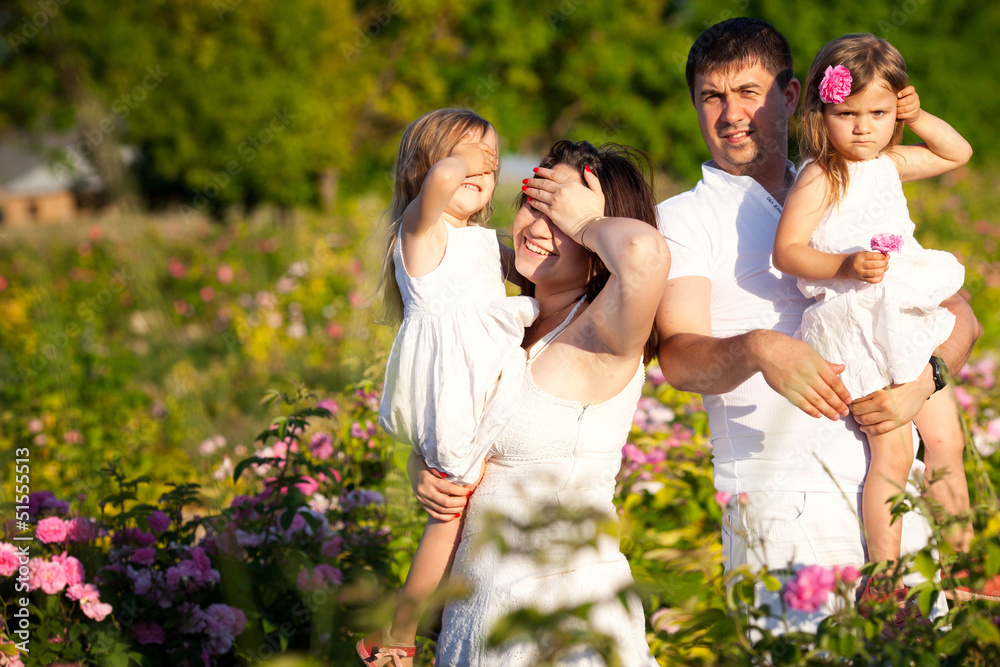 Fototapeta premium Family in rose garden