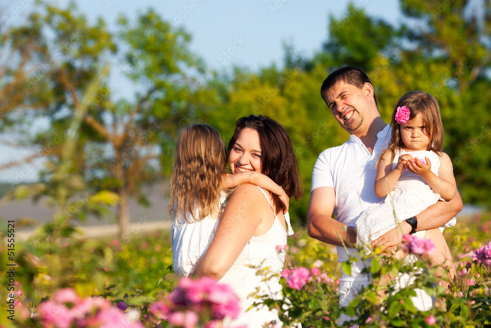Fototapeta premium Family in rose garden