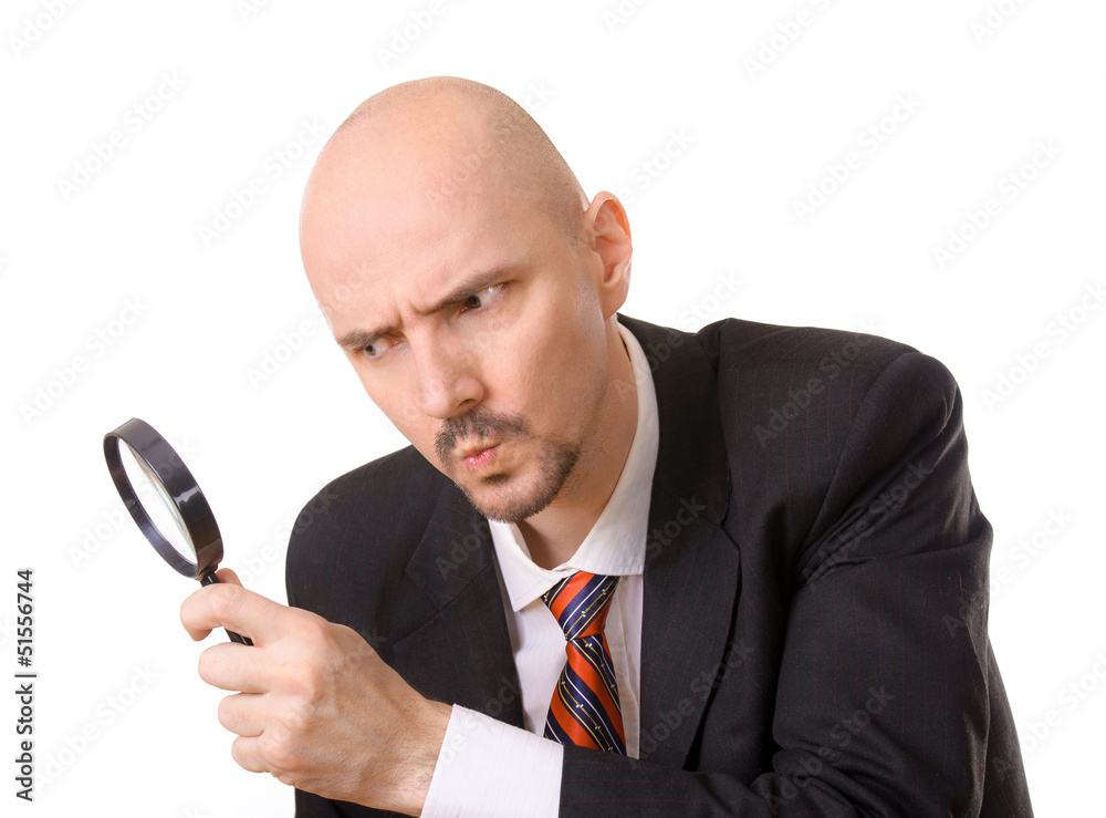 Man blickt kritisch durch Lupe Man blickt kritisch durch Lupe